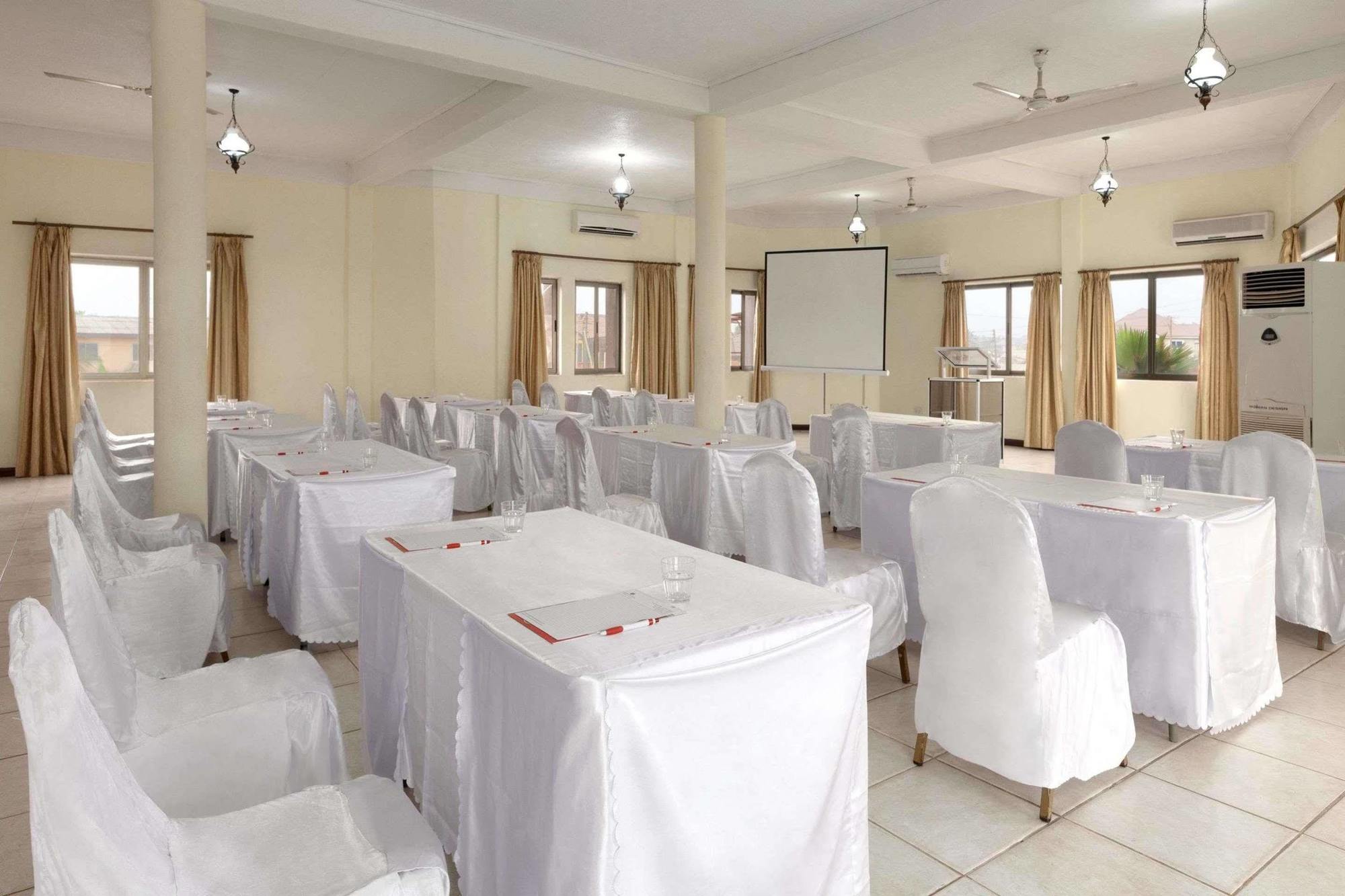 Ramada Resort Accra Bagian luar foto